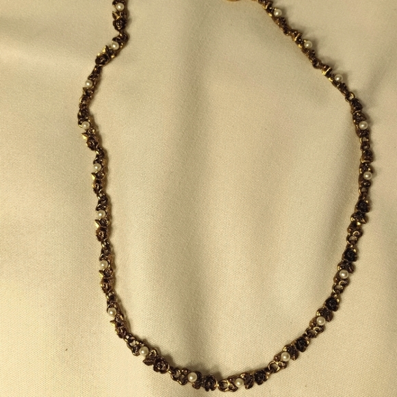 Elegant Vintage Gold and Pearl Necklace With Roses - Picture 4 of 6